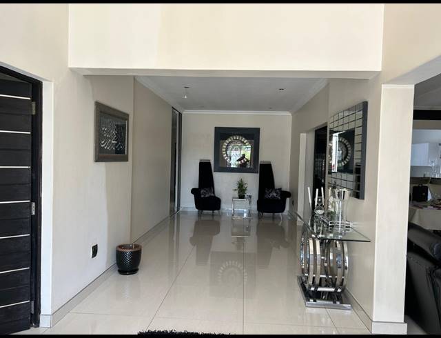 4 BEDROOM HOUSE FOR SALE IN OOS EINDE